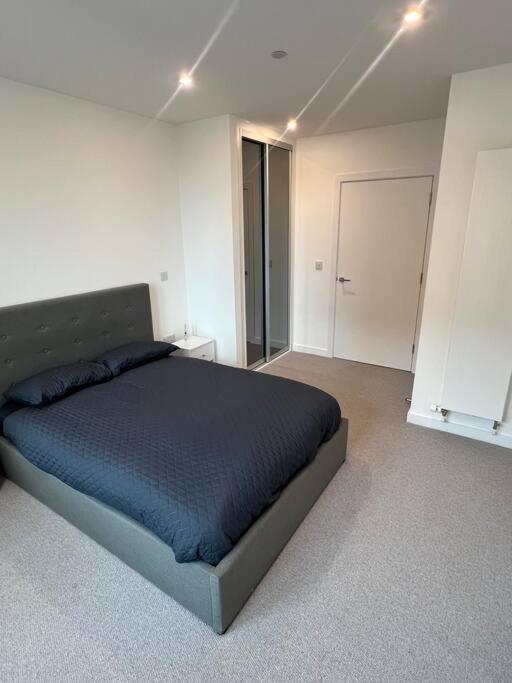 Stunning One Bedroom Apartment Лондон Екстериор снимка