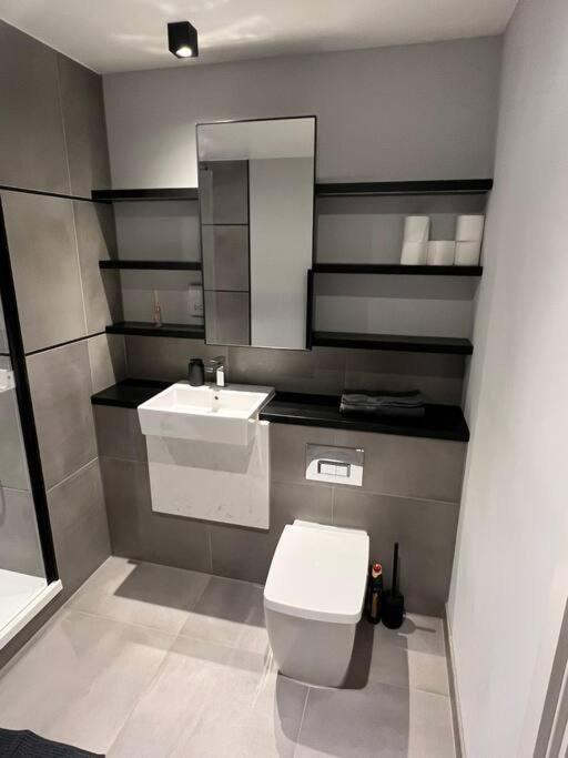 Stunning One Bedroom Apartment Лондон Екстериор снимка